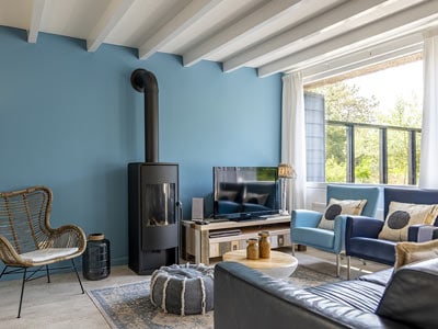 Ruime woonkamer met gashaard van Villa Sea