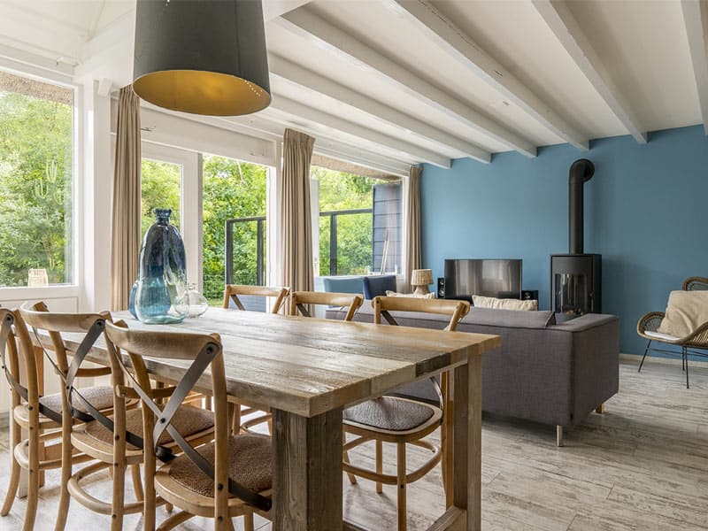 Ruime woonkamer met gashaard van Villa Sun