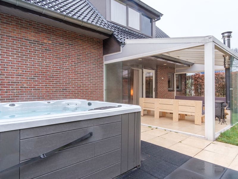 Tuin met terras en spa