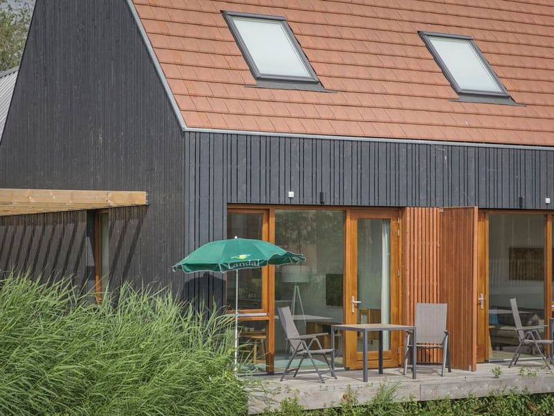 Terras aan het water bij de Landal Reeuwijkse Plassen woning 2C