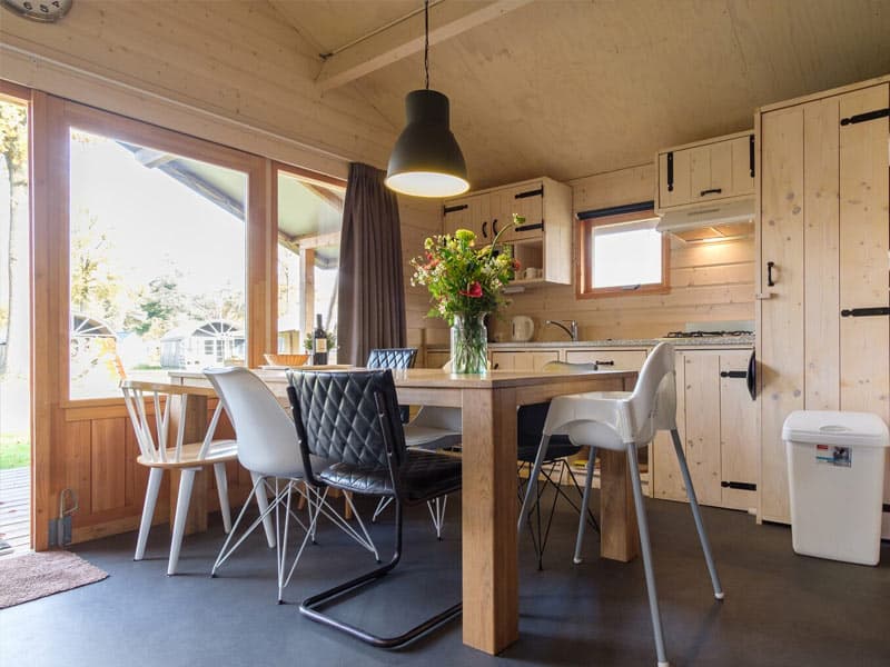 De open keuken met vaatwasser, gasfornuis en eettafel