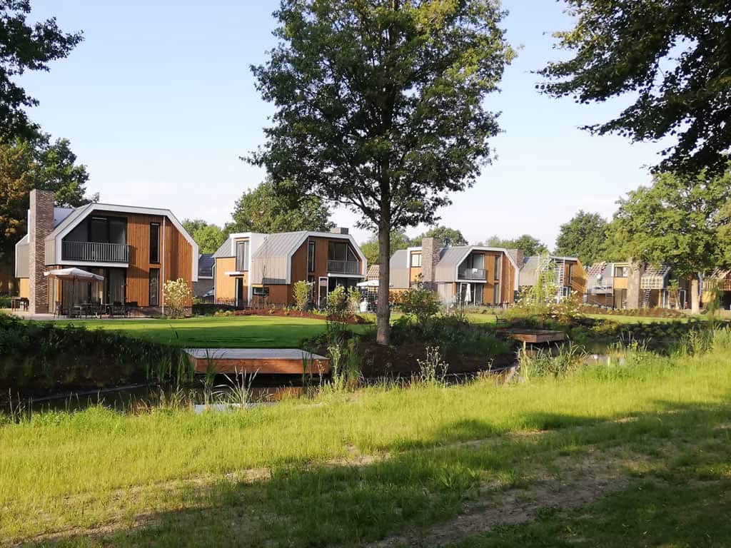 Impressie van een aantal huisjes op EuroParcs Zuiderzee
