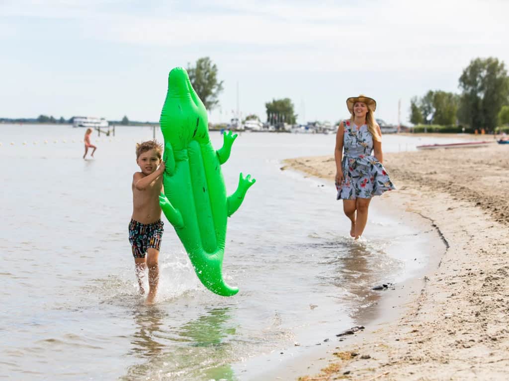 Impressie van het strand bij EuroParcs Zuiderzee in Biddinghuizen