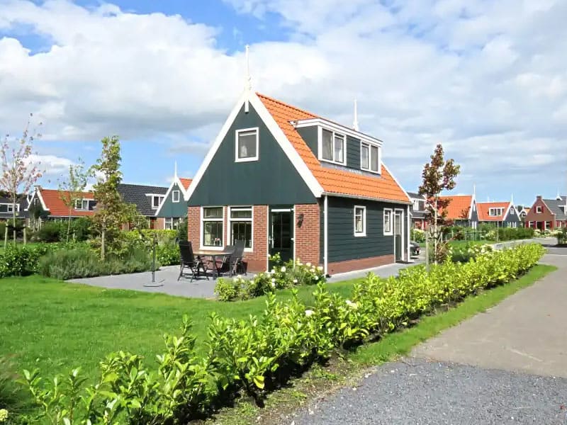 Impressie van de tuin met terras die je bij deze bungalow vindt