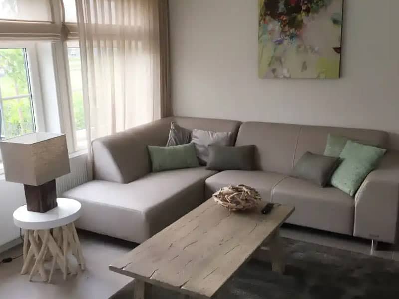 Impressie van de woonkamer in de 4-persoons bungalow