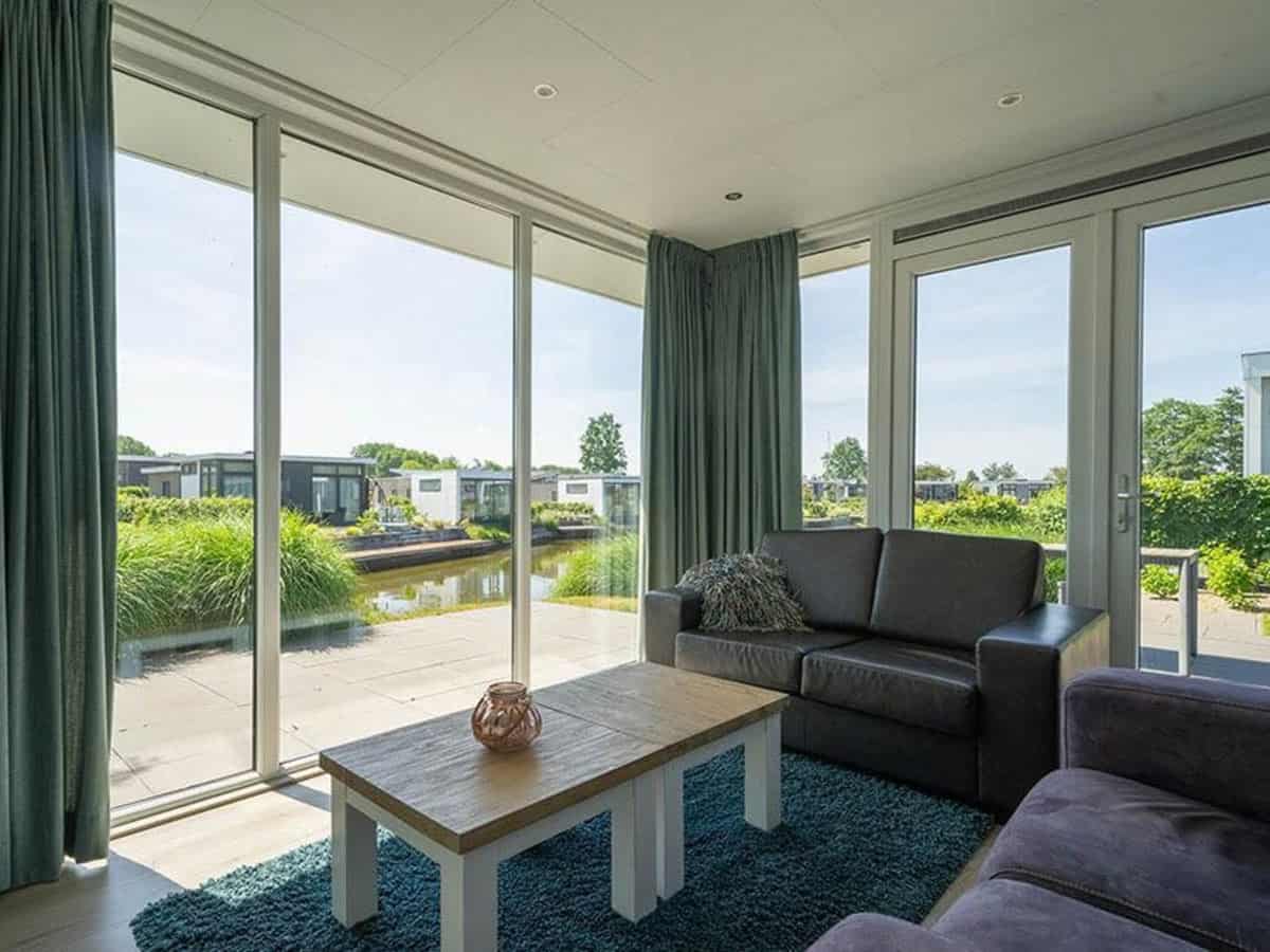 Impressie van de inrichting van het 4-persoons chalet Pavilion Waterfront 4 op EuroParcs Veluwemeer