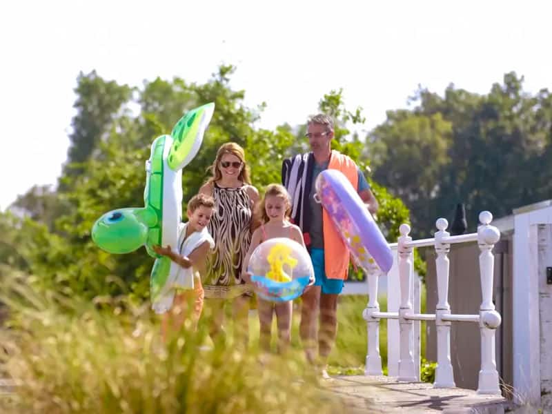 Sfeervoto van familie die naar het strand op EuroParcs Resort Veluwemeer gaat