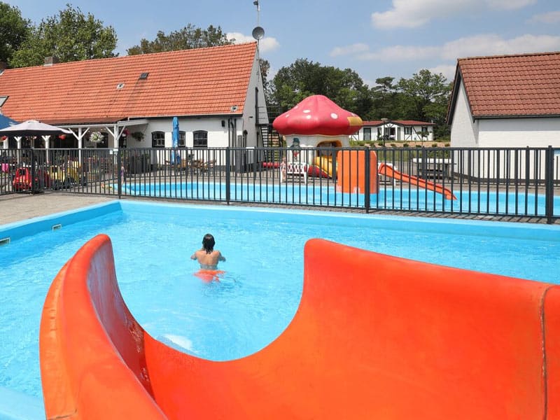 Het buitenzwembad met de glijbaan
