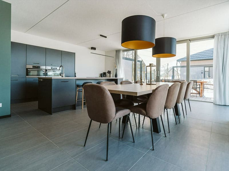 Impressie van de keuken in het vakantiehuis Comfort voor 10 personen, op Ridderstee Ouddorp Duin