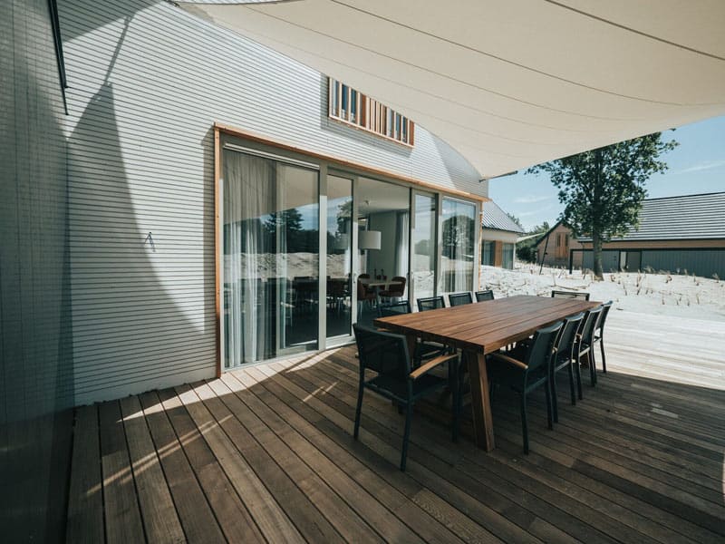 Impressie van het terras bij het vakantiehuis Comfort voor 10 personen, op Ridderstee Ouddorp Duin