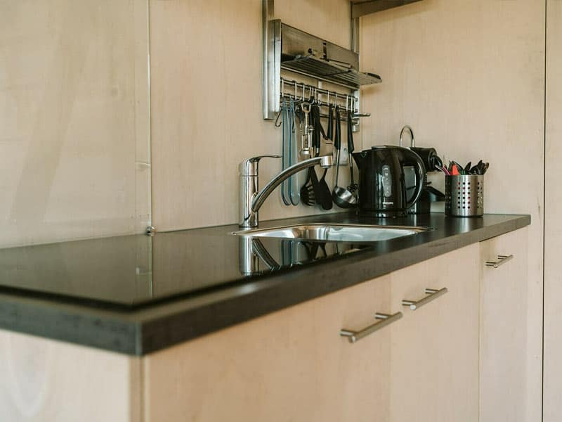 Impressie van de keuken in cabin de Hoagte voor 4 personen, op vakantiepark de Klepperstee in Ouddorp