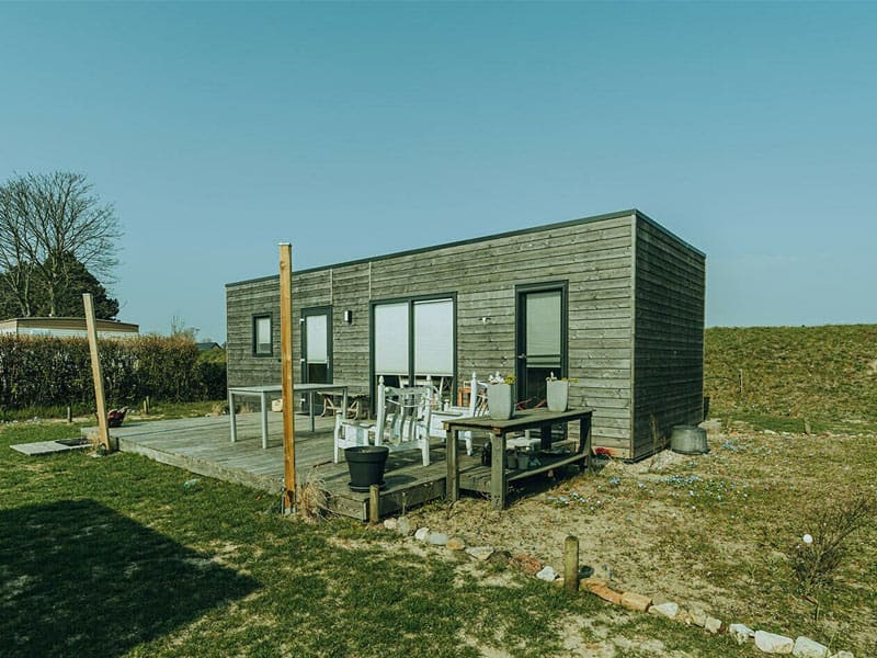 Impressie van het terras bij de cabin Grote Stern 32a, een vakantiehuis voor 4 personen op vakantiepark de Klepperstee in Ouddorp