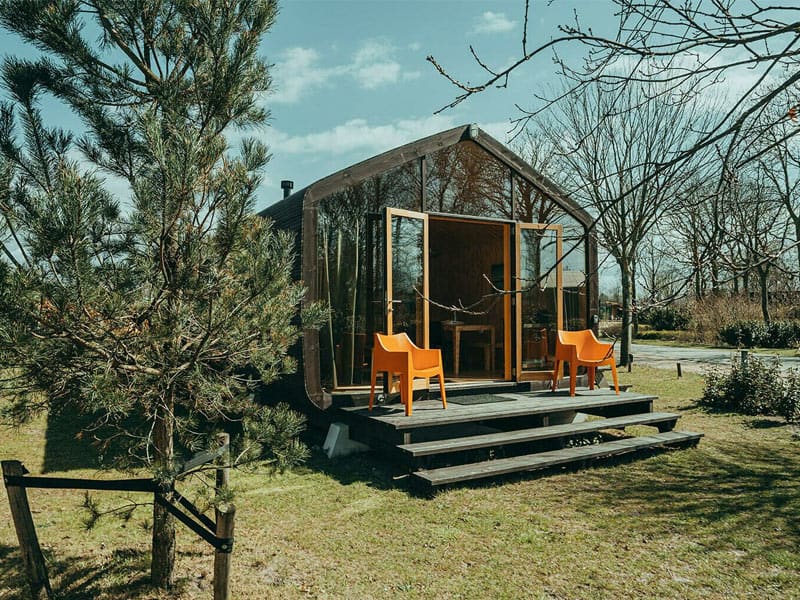 Impressie van het terras bij de cabin Oep, een vakantiehuis voor 4 personen op vakantiepark de Klepperstee in Ouddorp