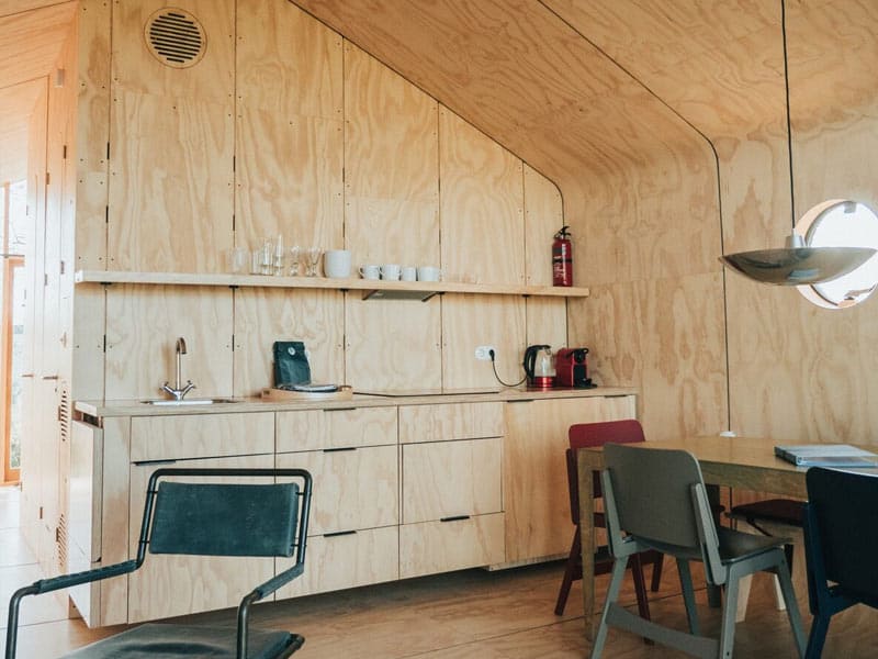 Impressie van de keuken in cabin Wikkel voor 4 personen, op vakantiepark de Klepperstee in Ouddorp