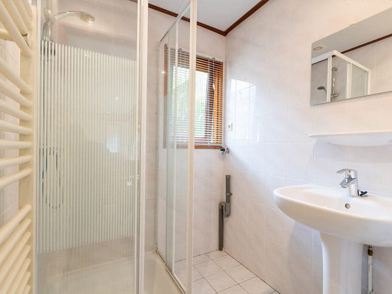 Impressie van de badkamer in het 4-persoons chalet B op Park Berkenrhode