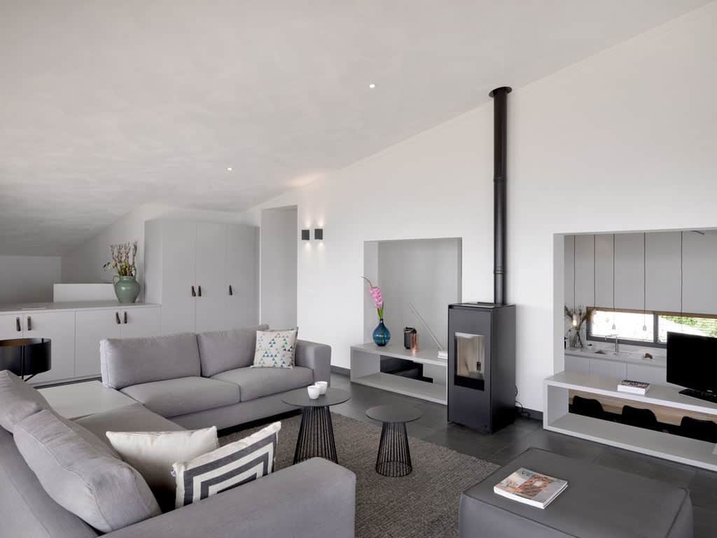 Impressie van de woonkamer in de 4-persoons watervilla Super VIP op Beach Resort Punt West in Ouddorp
