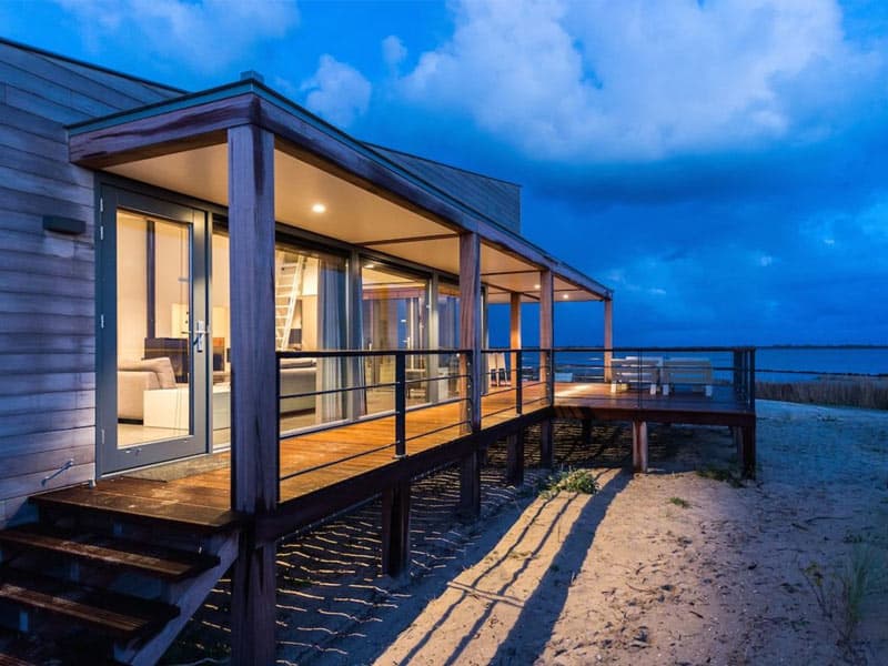 Indruk van het terras bij deze 4-persoons watervilla op Oasis Punt-West