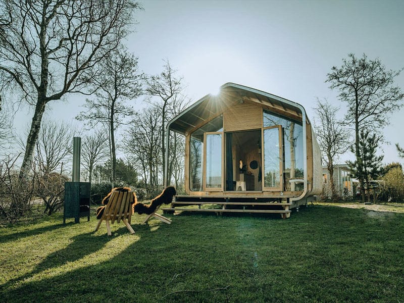 Impressie van het terras bij de cabin Wikkelhouse Bear, een vakantiehuis voor 5 personen op vakantiepark de Klepperstee in Ouddorp