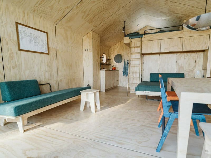 Impressie van de woonkamer in cabin Wikkelhouse Bear voor 5 personen, op vakantiepark de Klepperstee in Ouddorp