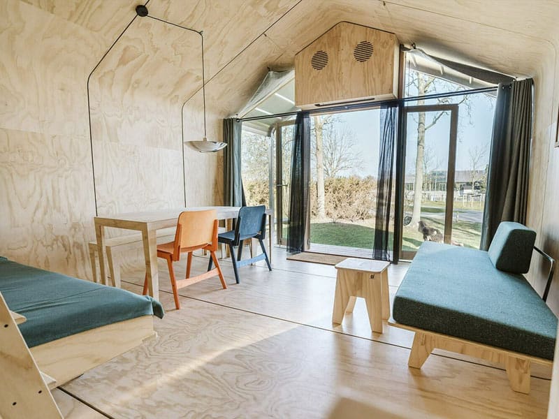 Impressie van de woonkamer in cabin Wikkelhouse Bear voor 5 personen op de Klepperstee in Ouddorp