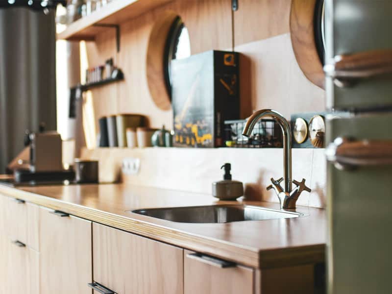 Impressie van de keuken in cabin Wikkelhouse XL voor 5 personen, op vakantiepark de Klepperstee in Ouddorp