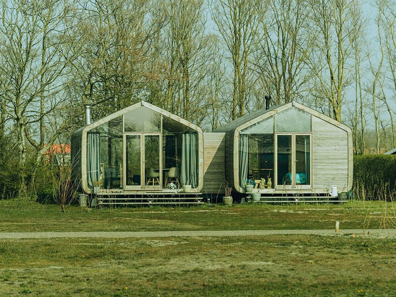 Impressie van het terras bij de cabin Wikkelhouse XL, een vakantiehuis voor 5 personen op vakantiepark de Klepperstee in Ouddorp