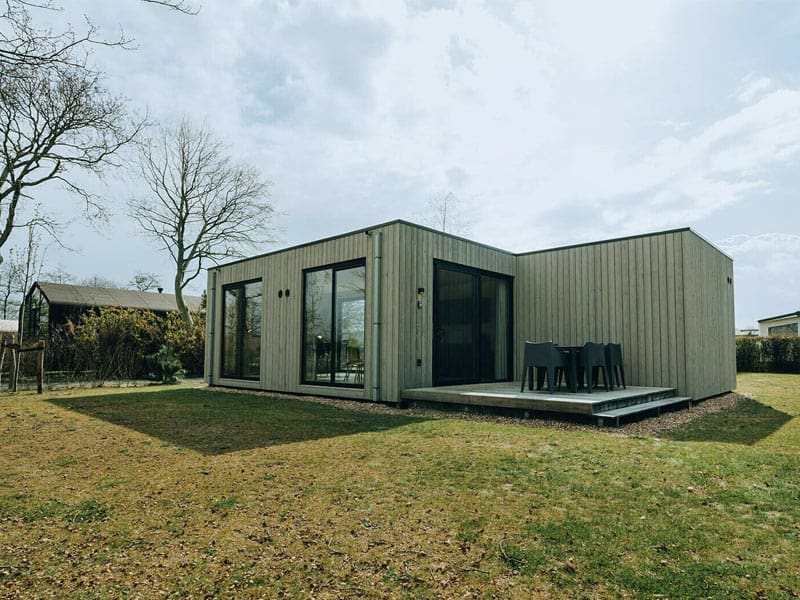 Impressie van het terras bij de cabin Duunroos, een vakantiehuis voor 6 personen op vakantiepark de Klepperstee in Ouddorp