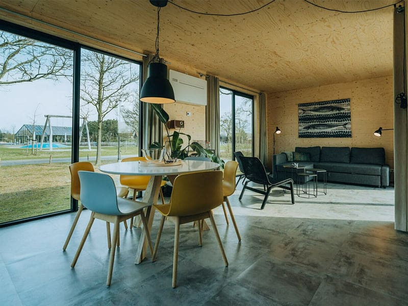 Impressie van de woonkamer in cabin Duunroos voor 6 personen op de Klepperstee in Ouddorp