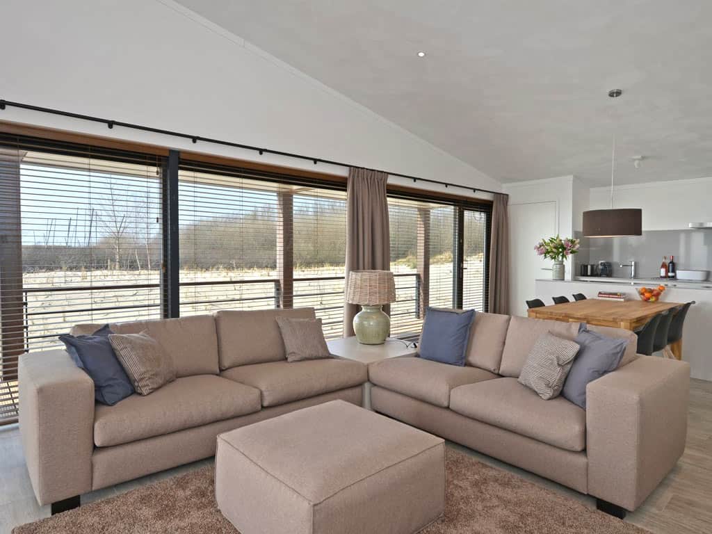 Impressie van de woonkamer in de 6-persoons villa Deluxe op Beach Resort Punt West in Ouddorp