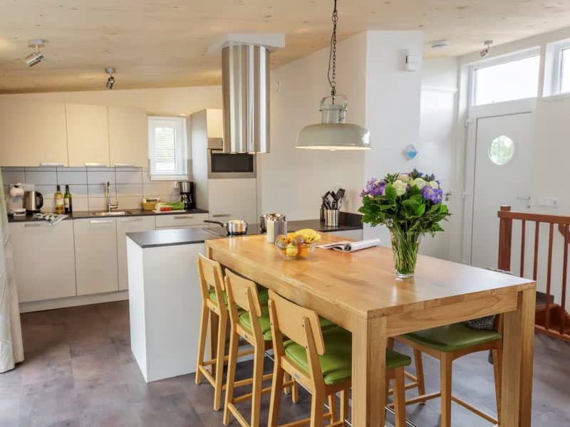 Impressie van de keuken en eethoek in de Woonboot voor 6 personen op Center Parcs De Eemhof