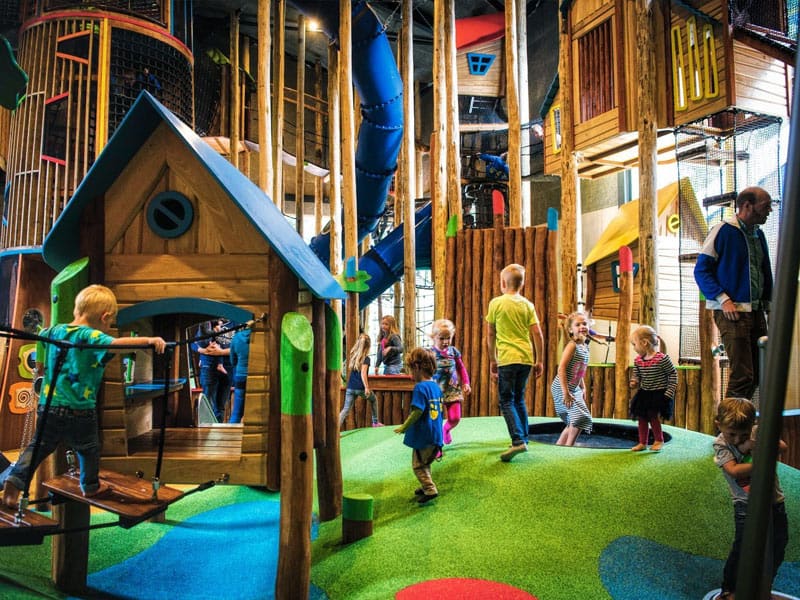 Impressie van de indoor speeltuin op deze kindercamping in Drenthe