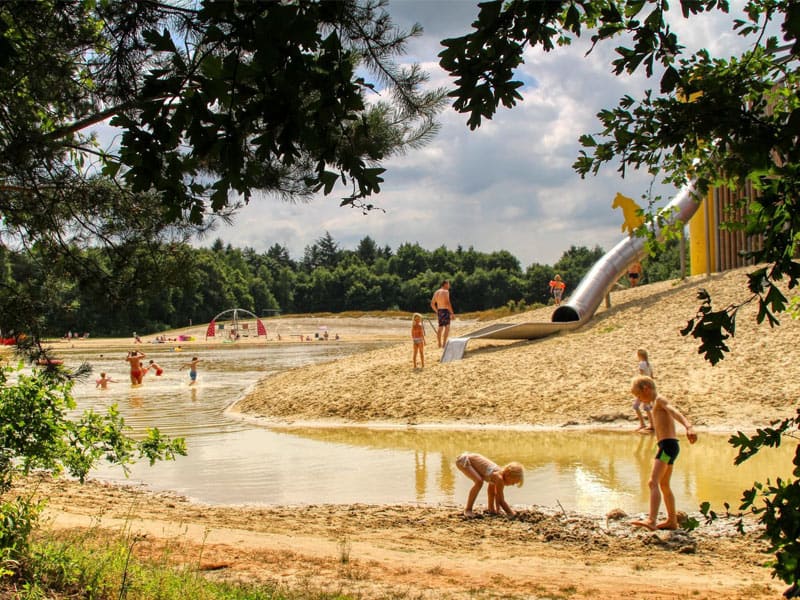 Impressie van de speelvijver op Camping de Berenkuil in Grolloo