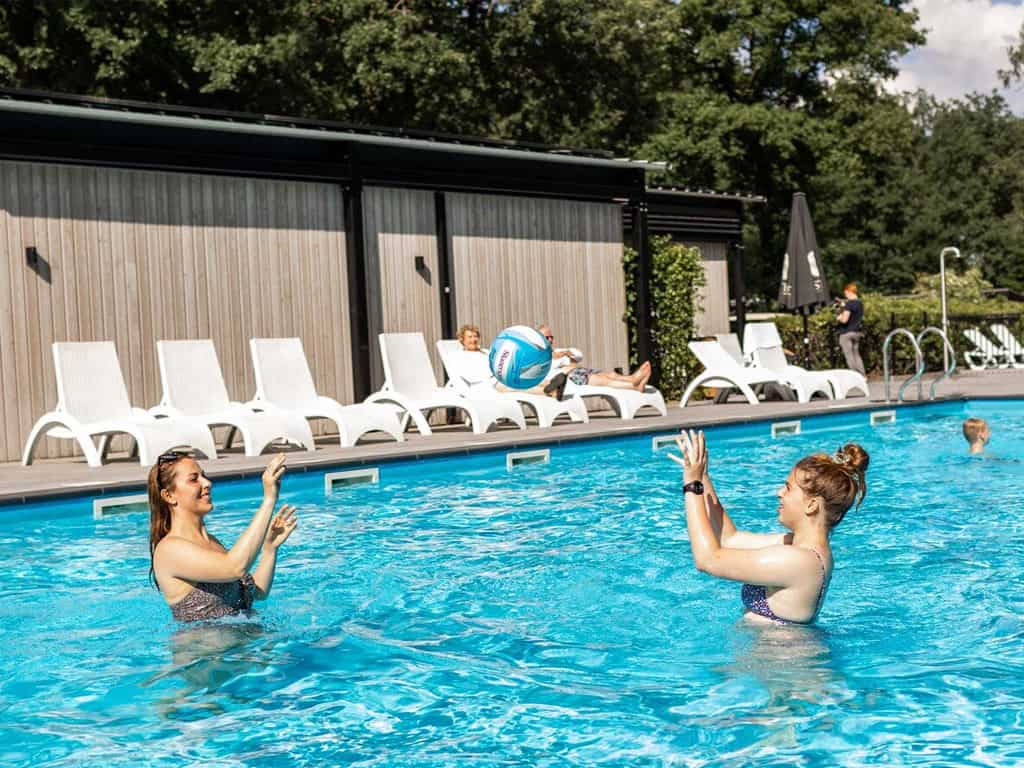 Impressie van het zwembad op Park Berkenrhode in Wekerom, een vakantiepark op de Veluwe