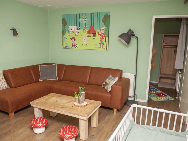 Impressie van de woonkamer in de kinderbungalow voor 7 personen op de Boshoek