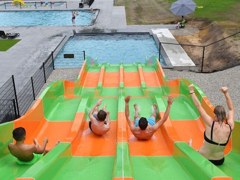 Impressie van een aantal glijbanen bij het zwembad op camping Ommerland in Ommen
