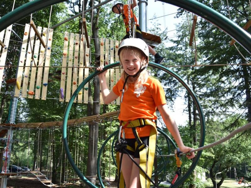 Impressie van het klimbos bij camping Ommerland