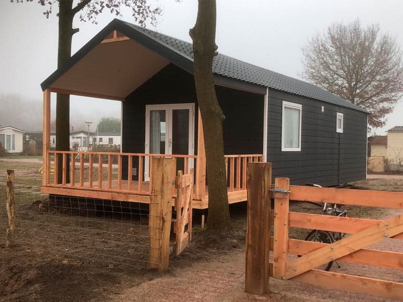 Impressie van de veranda bij het Strandchalet voor 6 personen op camping 't Veld in Rheeze (Hardenberg)