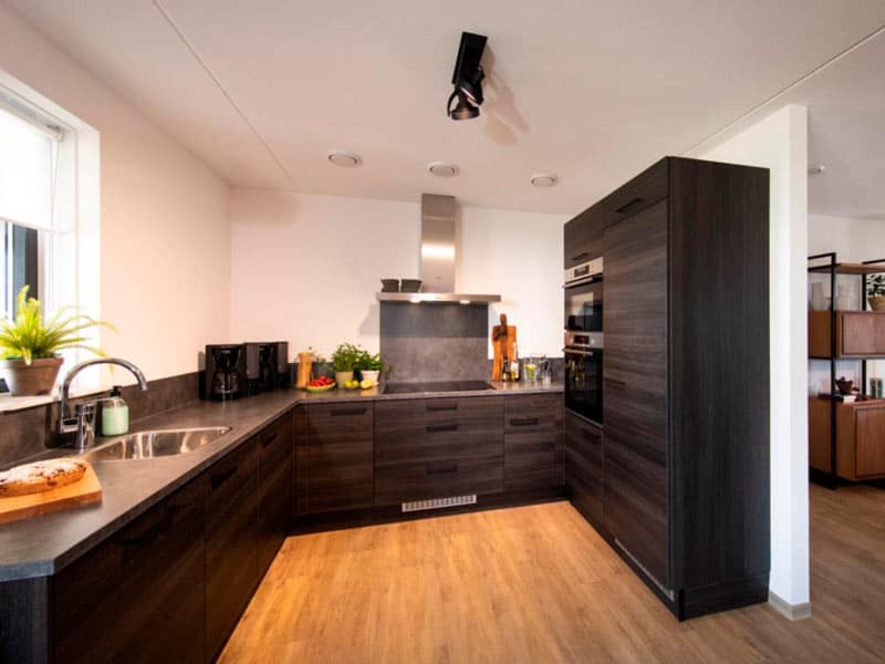 Impressie van de luxe keuken in villa Premium Buitenleven 12P op Parc Maasresidence Thorn, Limburg