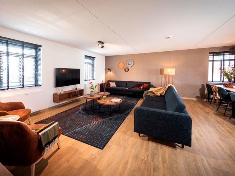 Impressie van de woonkamer in de villa Premium Buitenleven 12P voor 12 personen op Parc Maasresidence Thorn in Limburg