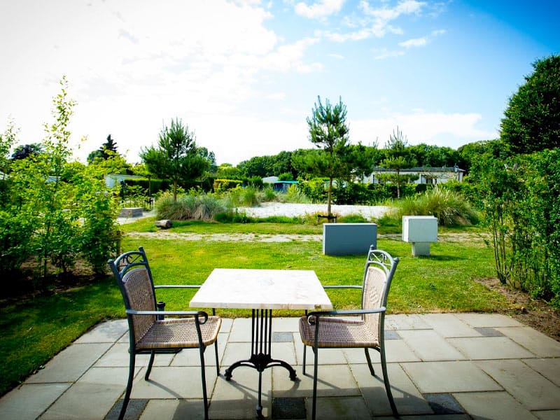Impressie van het terras bij chalet Studio op Recreatiepark Duinhoeve