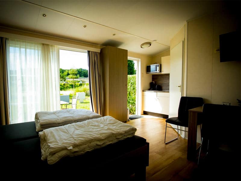 Impressie van de woonruimte in chalet Studio voor 3 personen op Recreatiepark Duinhoeve Udenhout