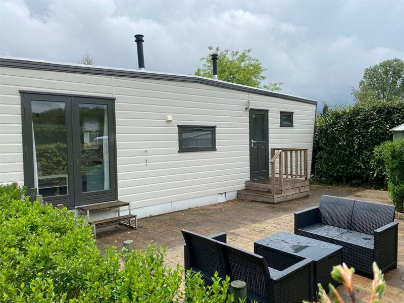Impressie van het terras bij dit chalet op Recreatiepark Duinhoeve