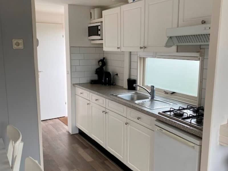 Impressie van de keuken in het chalet voor 4 personen op Recreatiepark Duinhoeve Udenhout
