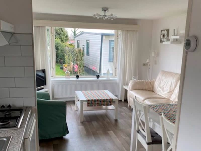 Impressie van de woonkamer in het chalet voor 4 personen op Recreatiepark Duinhoeve Udenhout
