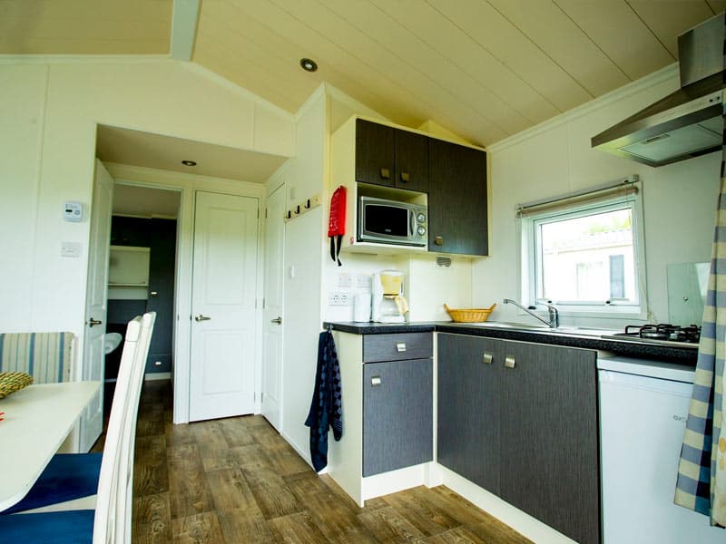 Impressie van de keuken in chalet Delta Lodge voor 4 personen op Recreatiepark Duinhoeve Udenhout