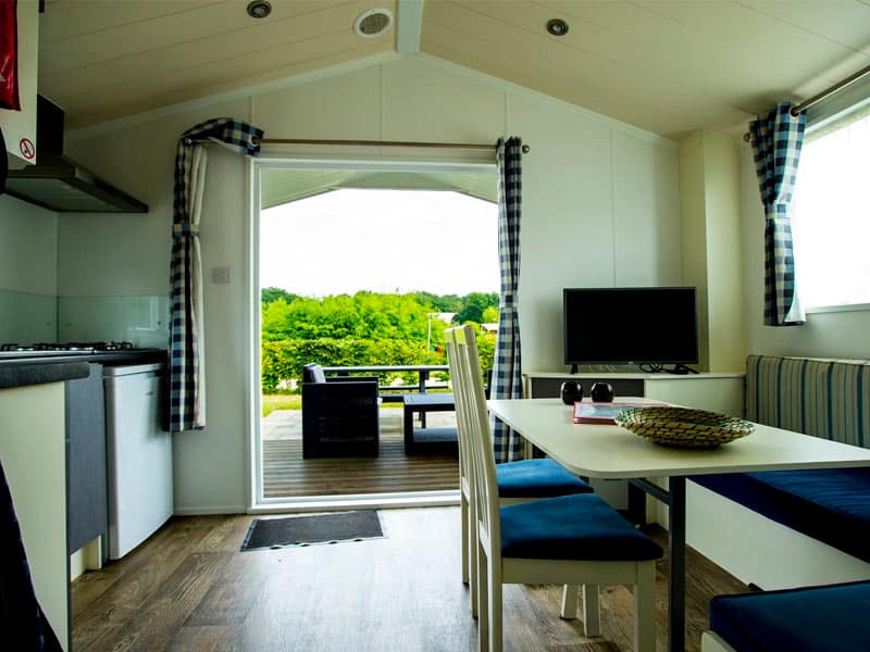 Impressie van de woonruimte in chalet Delta Lodge voor 4 personen op Recreatiepark Duinhoeve Udenhout