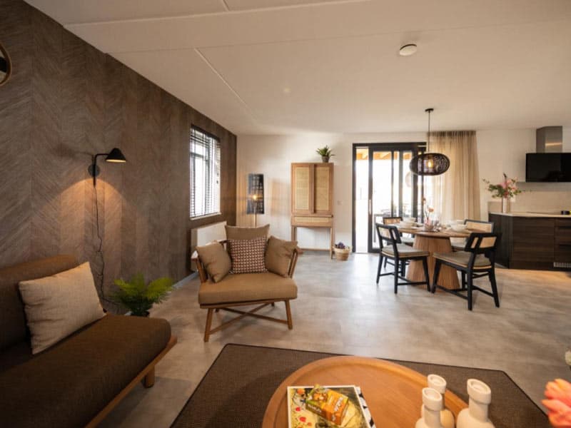 Impressie van de woonkamer in de luxe 4-persoons villa op Parc Maasresidence Thorn