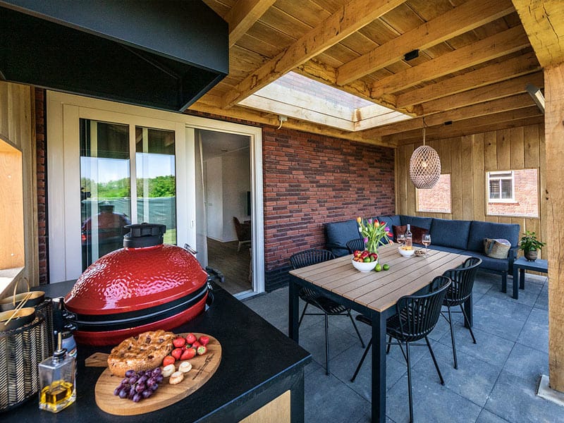 Impressie van het overdekte terras bij de luxe 4-persoons Premium Outdoor villa op Parc Maasresidence Thorn