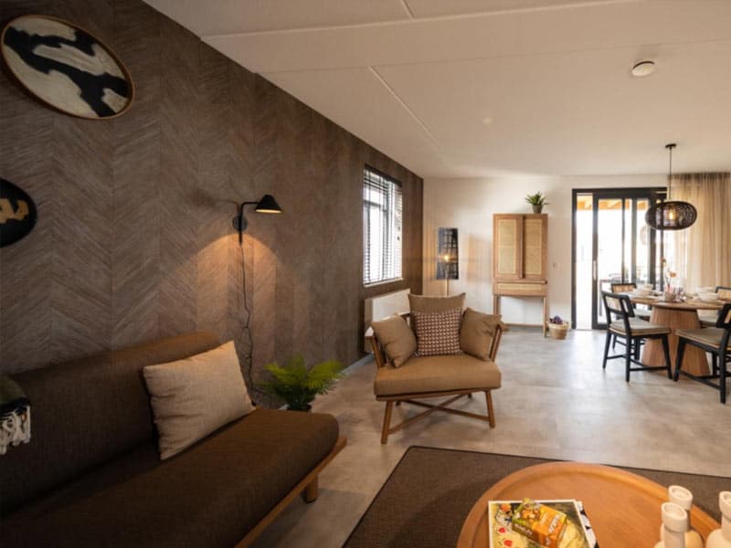Impressie van de woonkamer in de luxe 4-persoons Premium Water villa op Parc Maasresidence Thorn