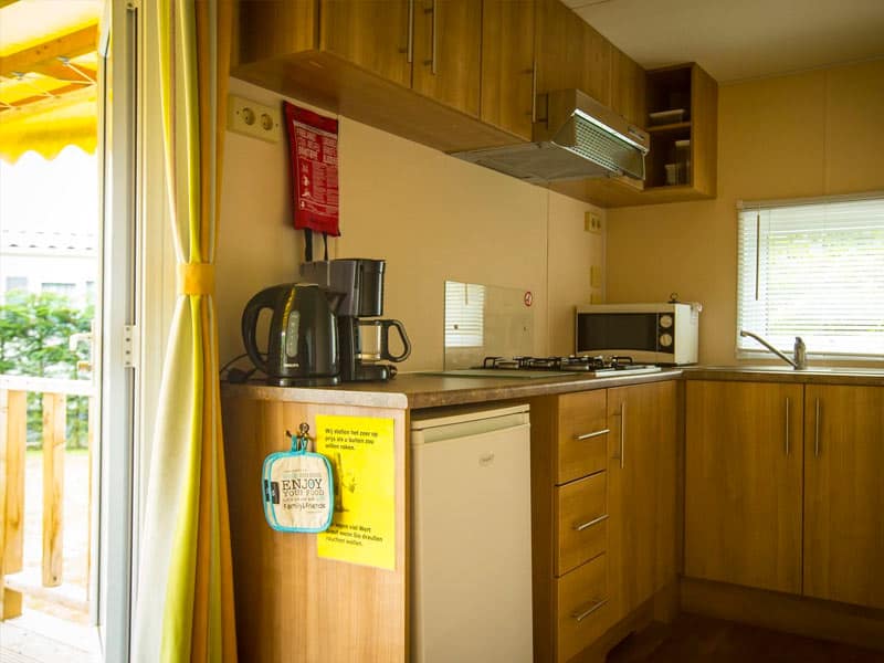 Impressie van de keuken in chalet Veranda voor 5 personen op Recreatiepark Duinhoeve Udenhout